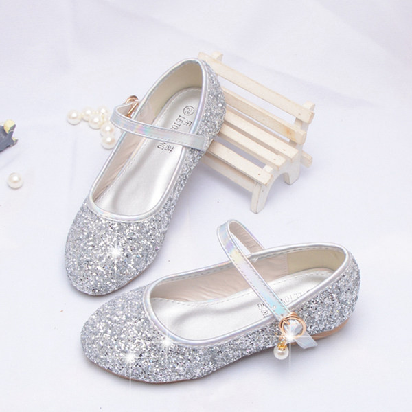 Mūsdienīgi noapaļoti apavi no eko ādas ar spīdīgu efektu