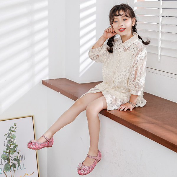 Mūsdienīgi noapaļoti apavi no eko ādas ar spīdīgu efektu