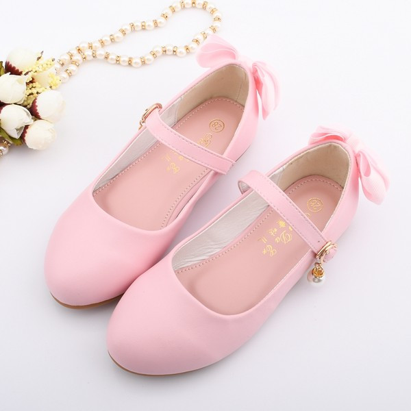 Mūsdienīgi noapaļoti apavi no eko ādas ar spīdīgu efektu