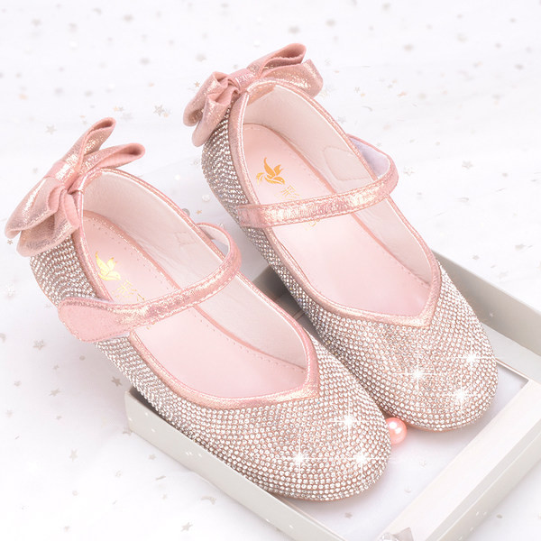 Uus mudel paelaga läikivad kingad