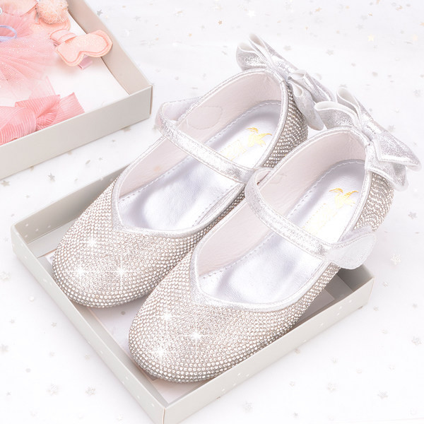 Uus mudel paelaga läikivad kingad