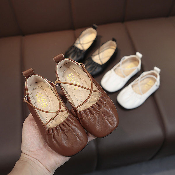 Dječje kožne cipele s ravnim potplatom i križnim remenom