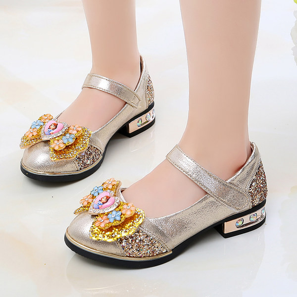 Patenteeritud vabaajajalatsid paela ja läikiva efektiga