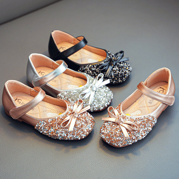 Vabaaja takjapaelaga läikivad kingad