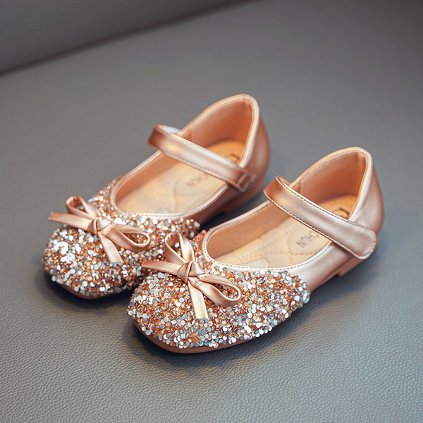 Vabaaja takjapaelaga läikivad kingad