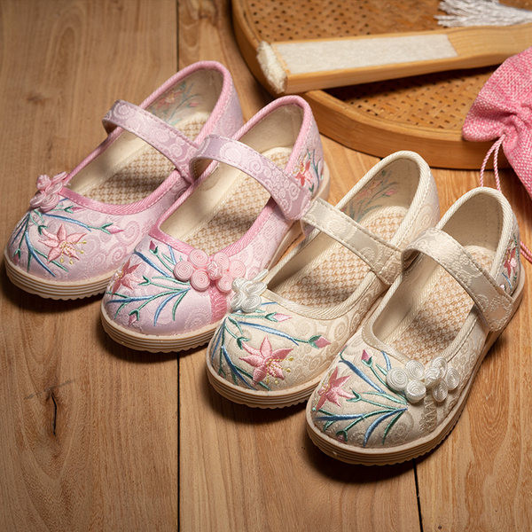 Takjakinnituse ja tikandiga vabaaja lastejalatsid