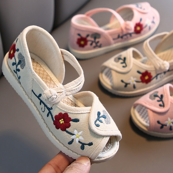 Uus mudel väljalõigete ja tikanditega laste vabaajajalatsid