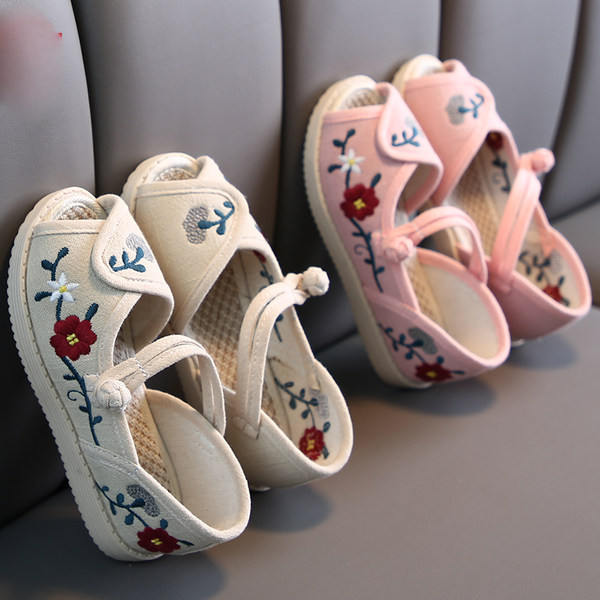 Uus mudel väljalõigete ja tikanditega laste vabaajajalatsid