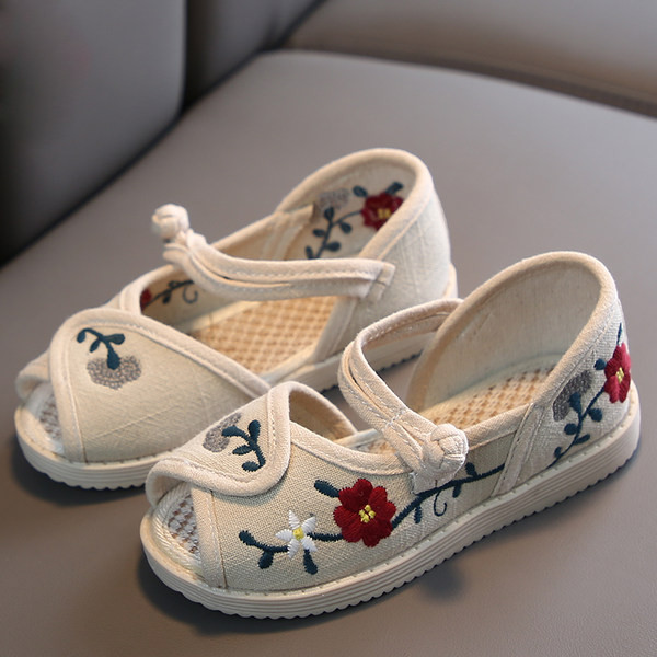 Uus mudel väljalõigete ja tikanditega laste vabaajajalatsid