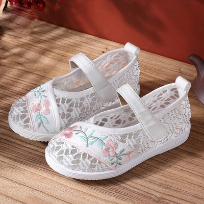 Jauns bērnu apavu modelis ar izšuvumu un velcro aizdari