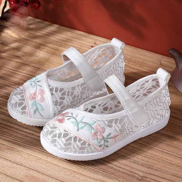 Jauns bērnu apavu modelis ar izšuvumu un velcro aizdari