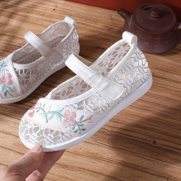 Jauns bērnu apavu modelis ar izšuvumu un velcro aizdari