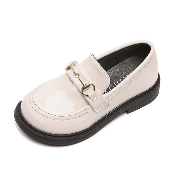 Tavalised metallkaunistusega lakknahast pätsid