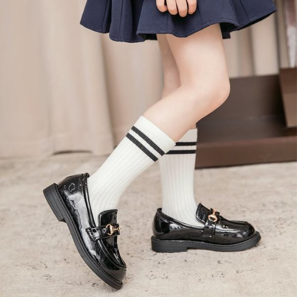 Tavalised metallkaunistusega lakknahast pätsid