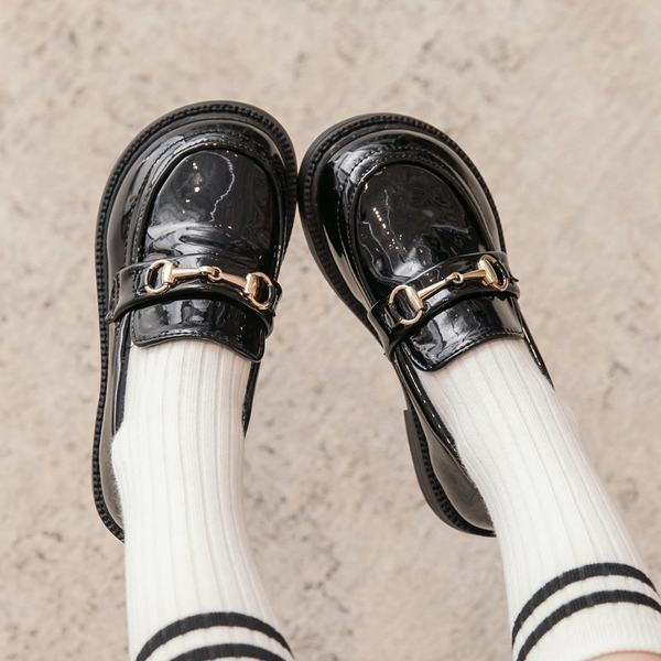 Tavalised metallkaunistusega lakknahast pätsid