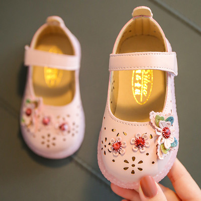 Παιδικά κλειστά παπούτσια με τρύπες και απλικέ