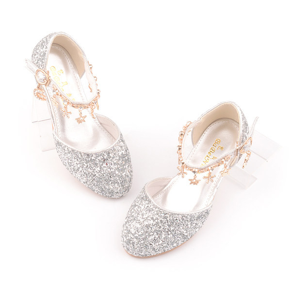 Παιδικά μοντέρνα παπούτσια με μενταγιόν και γυαλιστερά σωματίδια