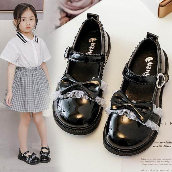 Dječje cipele za slobodno vrijeme od laka s trakom i čipkom