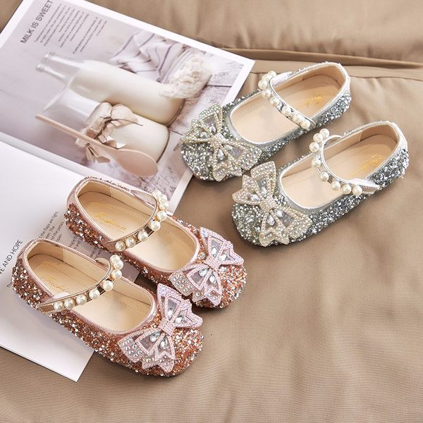 Bērnu apavi ar plakanām zolēm un akmeņiem