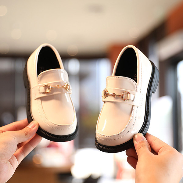 Uus mudel vabaaja lakknahast kingade metallkaunistus