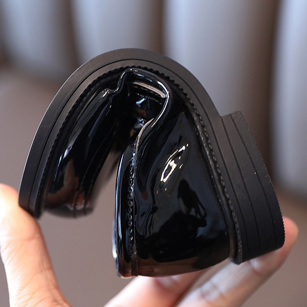 Uus mudel vabaaja lakknahast kingade metallkaunistus