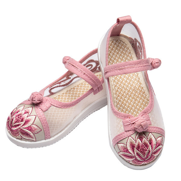 Moodsad tikanditega hingavad lastejalatsid tüdrukutele