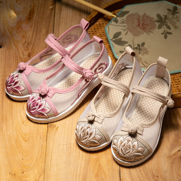 Moodsad tikanditega hingavad lastejalatsid tüdrukutele