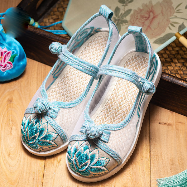 Moodsad tikanditega hingavad lastejalatsid tüdrukutele