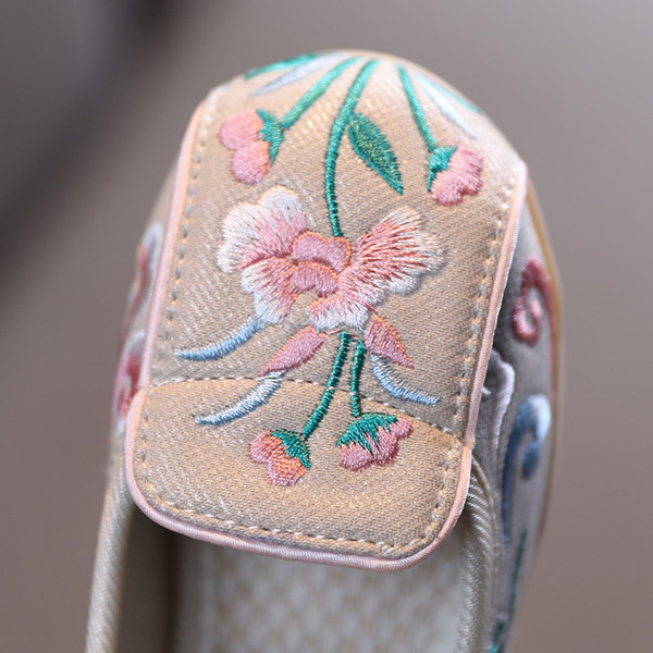 Ikdienas apavi ar plakanu zoli un izšuvumu meitenēm