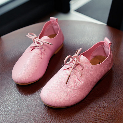 Laste vabaaja nahast kingad paelte ja lameda tallaga