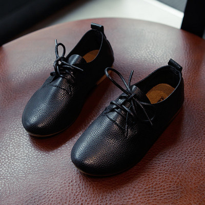 Laste vabaaja nahast kingad paelte ja lameda tallaga