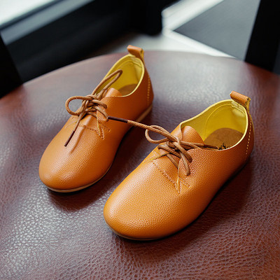 Laste vabaaja nahast kingad paelte ja lameda tallaga