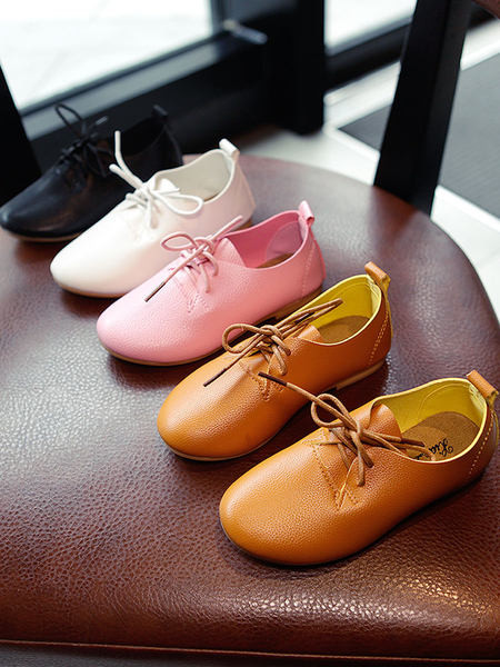 Laste vabaaja nahast kingad paelte ja lameda tallaga