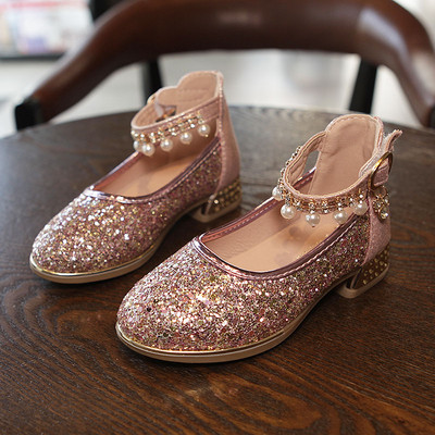 Moodsad läikivate osakeste ja pärlitega lastejalatsid