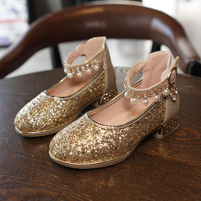 Moodsad läikivate osakeste ja pärlitega lastejalatsid