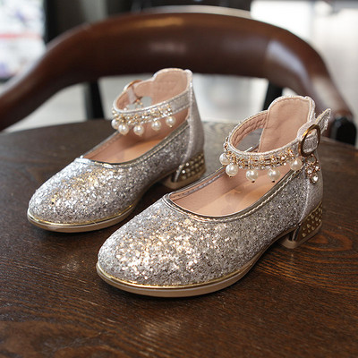 Moodsad läikivate osakeste ja pärlitega lastejalatsid