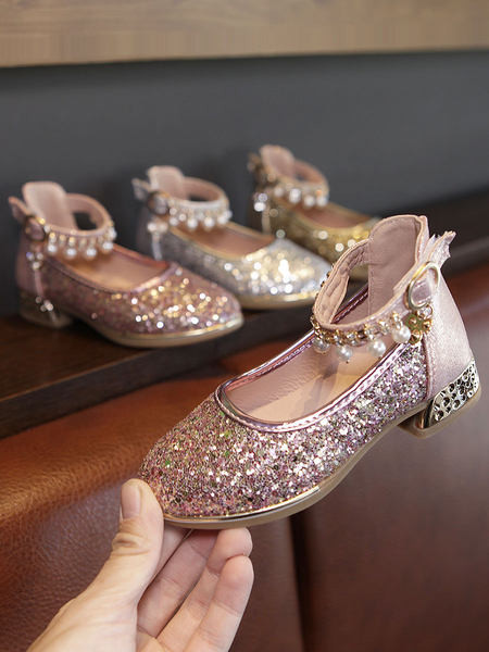 Moodsad läikivate osakeste ja pärlitega lastejalatsid