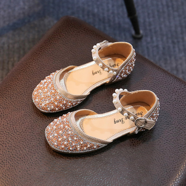 Moderne dječje cipele s bisernim ukrasom