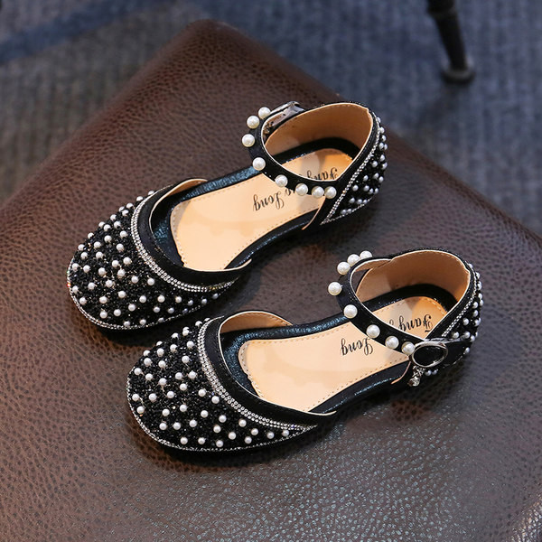 Moderne dječje cipele s bisernim ukrasom