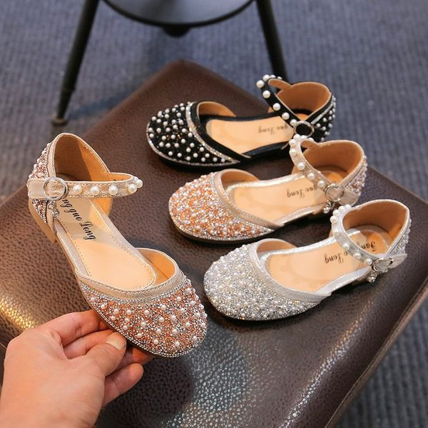 Moderne dječje cipele s bisernim ukrasom