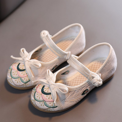 Uus mudel lastejalatsite tüüpi tikanditega sussid