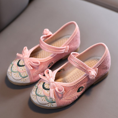 Uus mudel lastejalatsite tüüpi tikanditega sussid