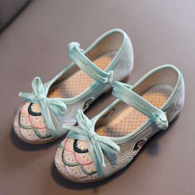 Uus mudel lastejalatsite tüüpi tikanditega sussid