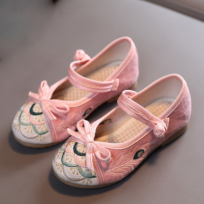 Uus mudel lastejalatsite tüüpi tikanditega sussid