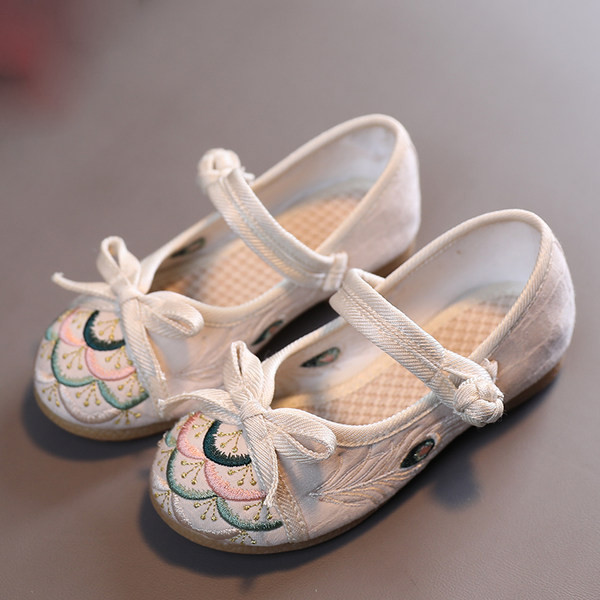 Uus mudel lastejalatsite tüüpi tikanditega sussid