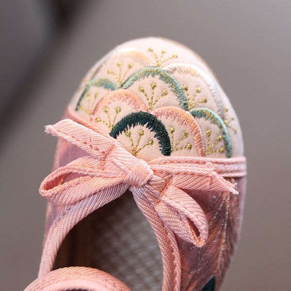 Uus mudel lastejalatsite tüüpi tikanditega sussid