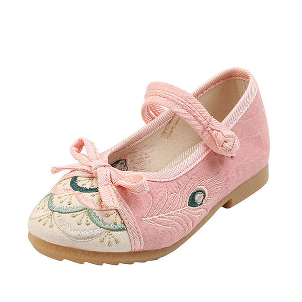 Uus mudel lastejalatsite tüüpi tikanditega sussid