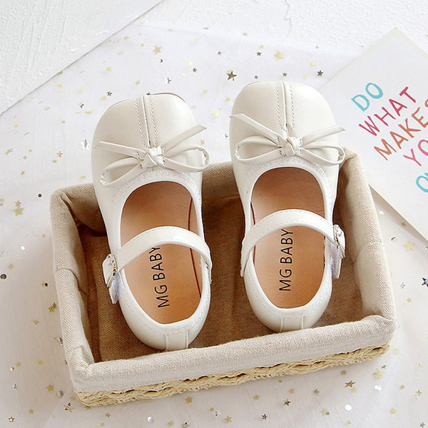 Μοντέρνα έκο δερμάτινα παπούτσια με κορδέλα και αγκράφα