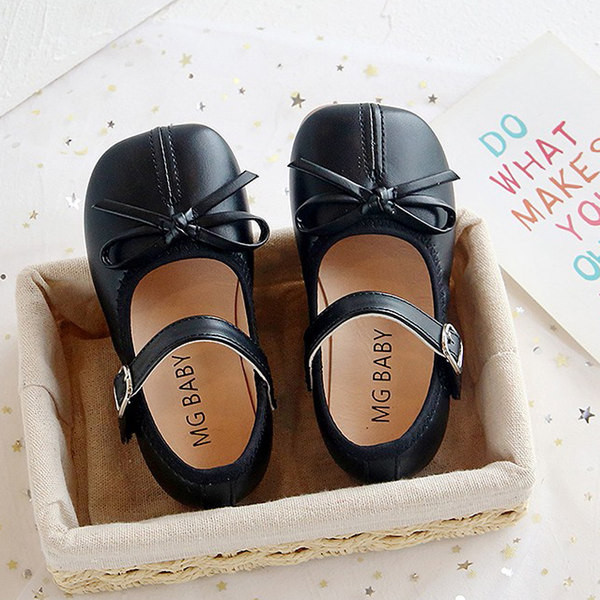 Μοντέρνα έκο δερμάτινα παπούτσια με κορδέλα και αγκράφα