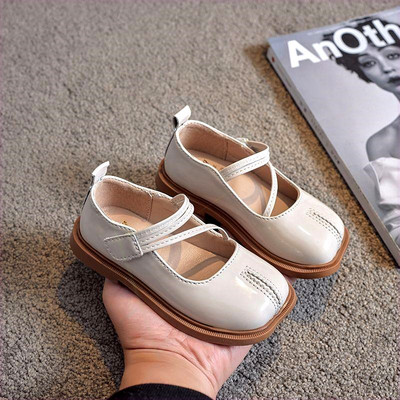 Takjakinnitusega ja lameda tallaga vabaajajalatsid tüdrukutele